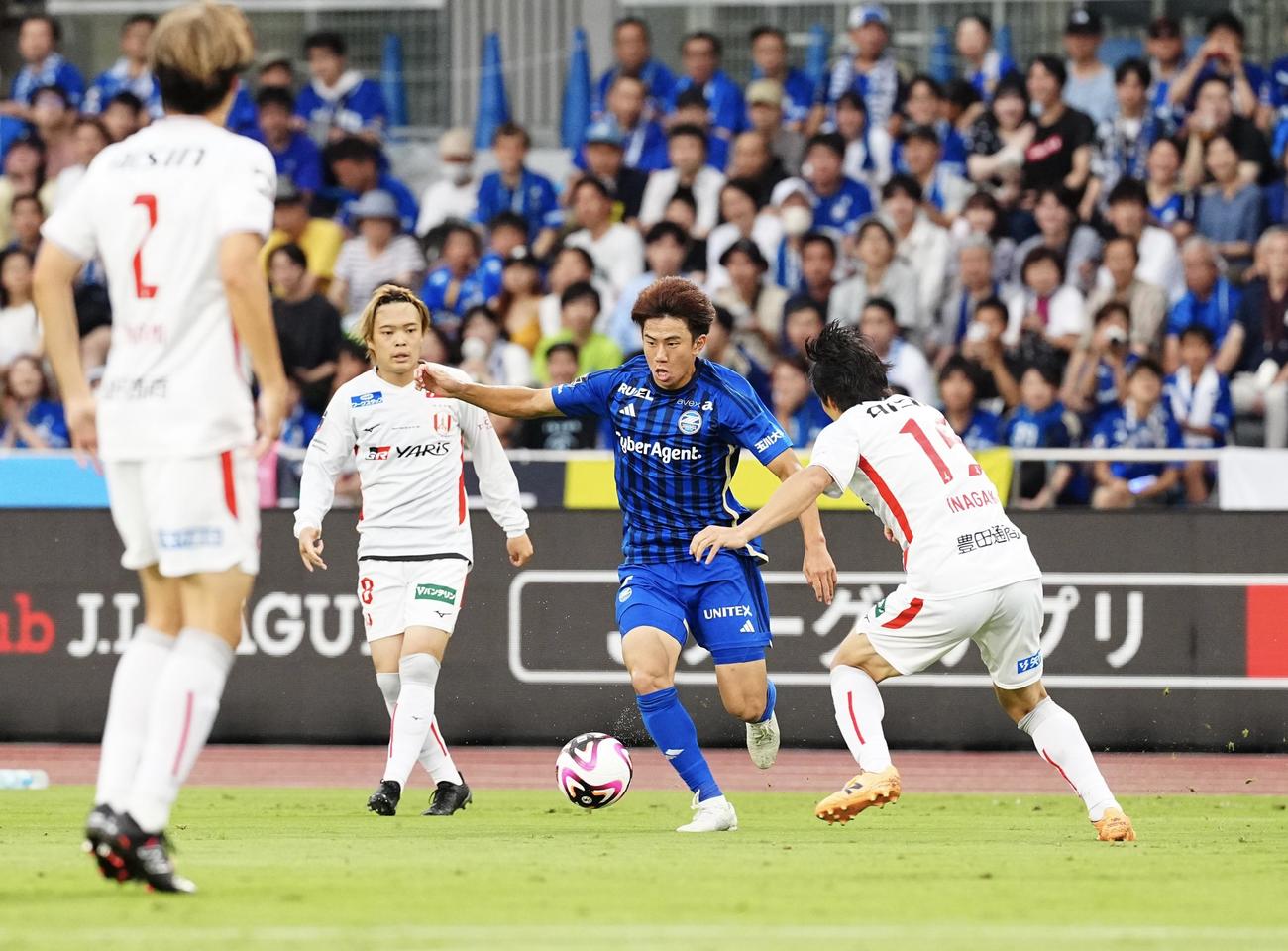 町田対名古屋　前半、ドリブルで切り込む町田平河（中央）（撮影・垰建太）