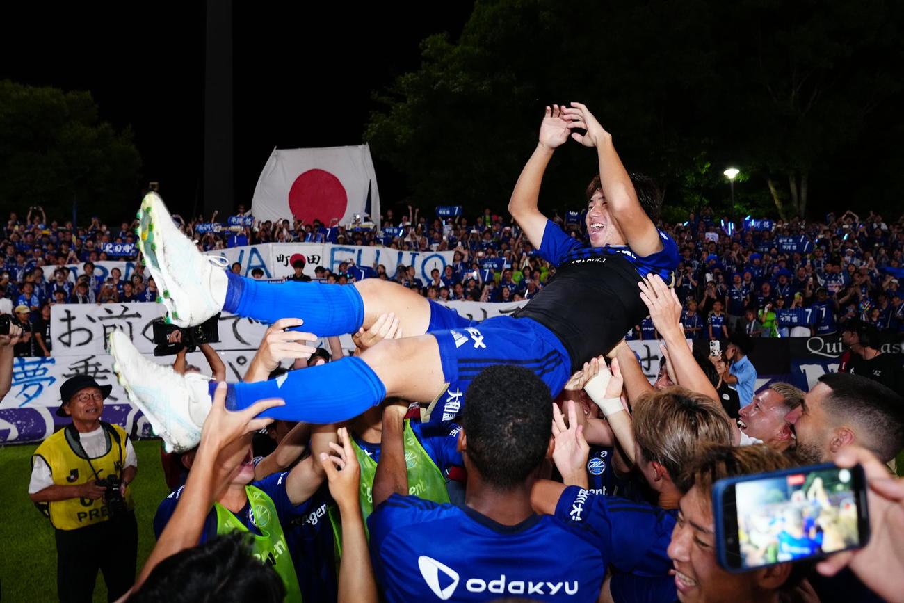 町田対名古屋　試合後、サポーターの前でイレブンから胴上げされる町田平河（撮影・垰建太）