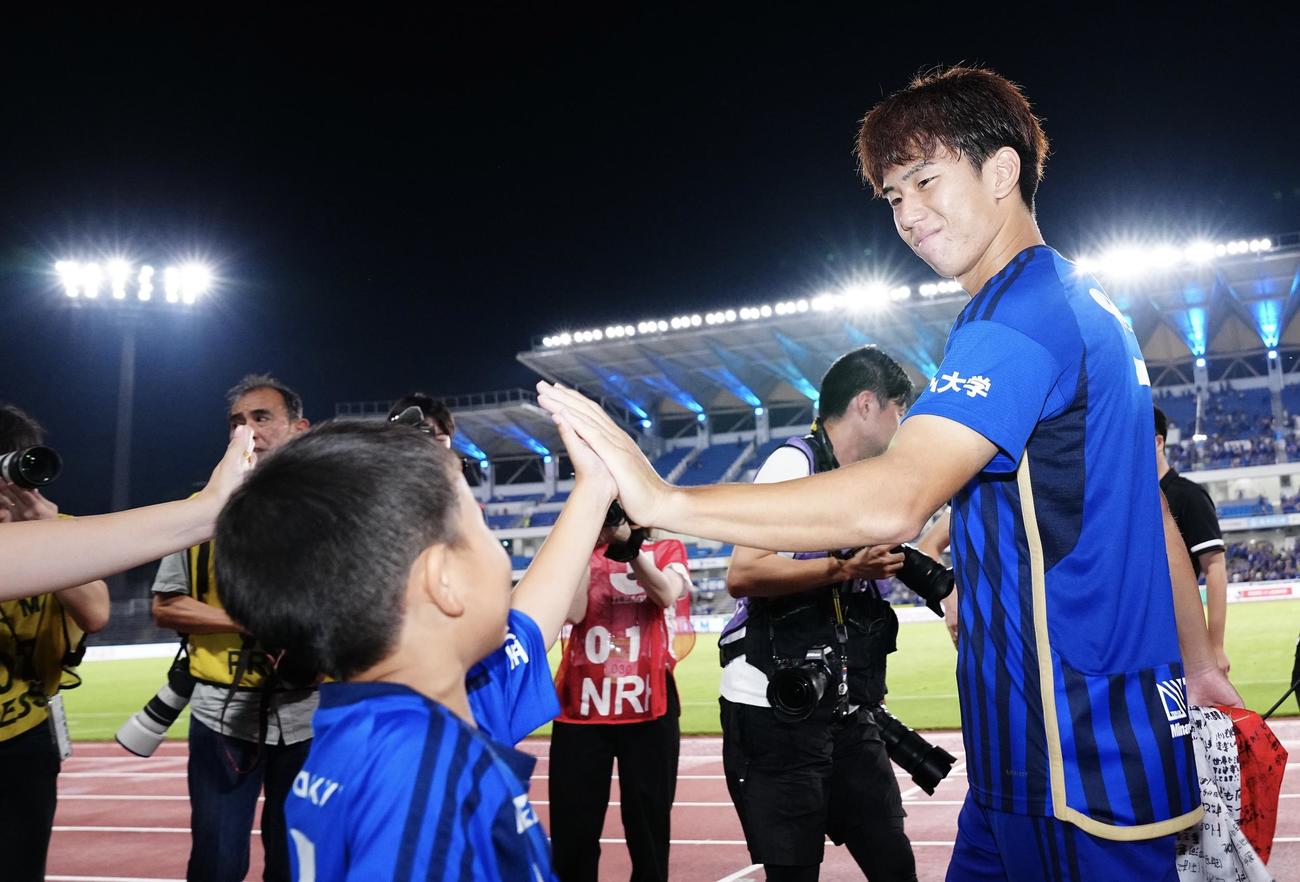 町田対名古屋　試合後、サポーターとタッチを交わし引き揚げる町田平河（撮影・垰建太）