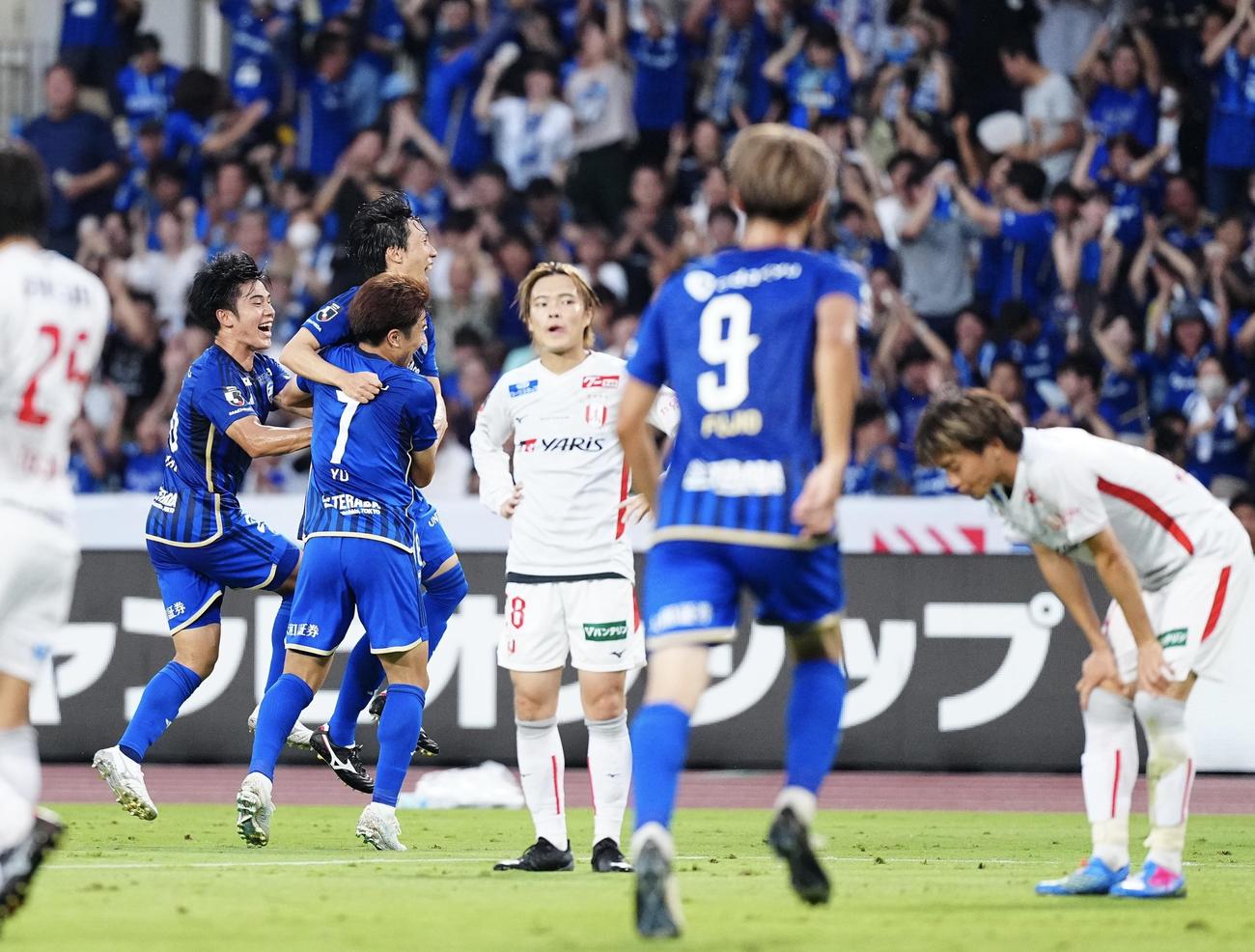 町田対名古屋　前半、先制ゴールを決め喜ぶ町田下田（左から3人目）と平河（同4人目）ら（撮影・垰建太）