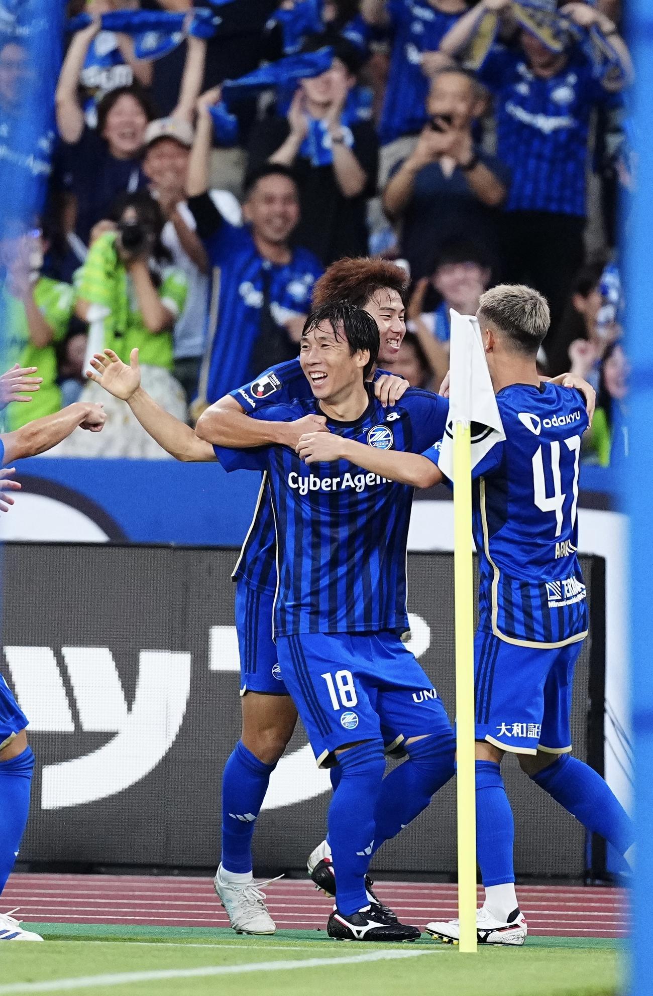 町田対名古屋　前半、先制ゴールを決め喜ぶ町田下田（左）と平河（中央）（撮影・垰建太）