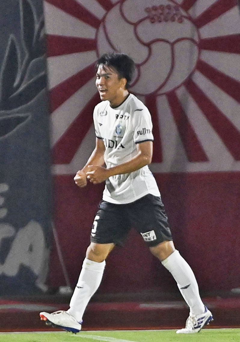 前半、先制ゴールを決め喜ぶ湘南田中（共同）