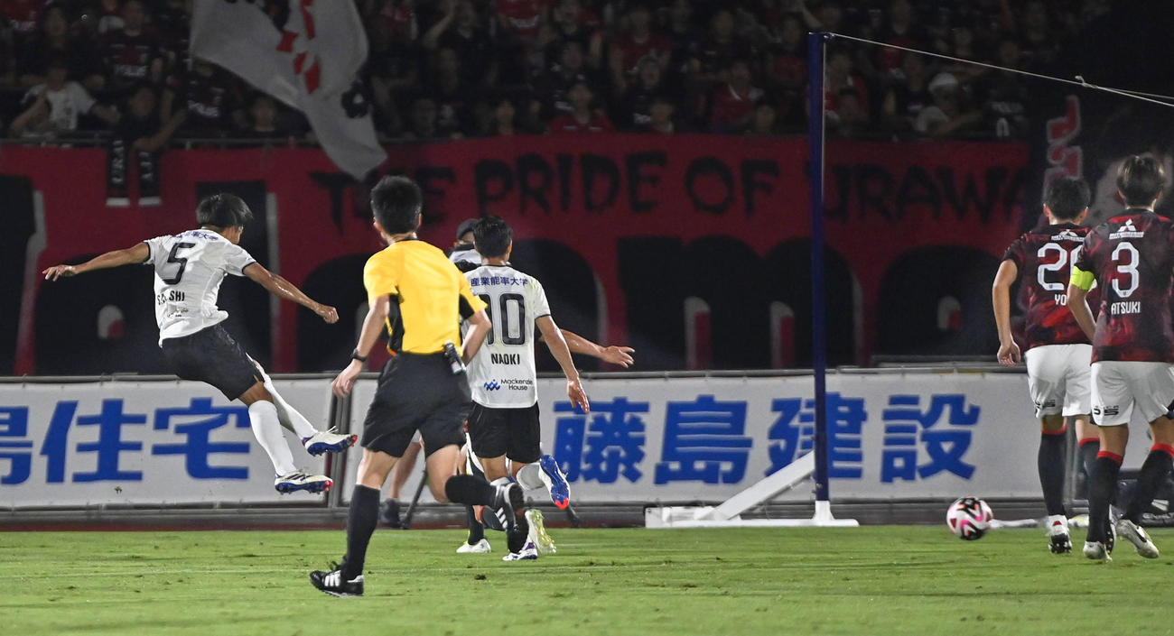 前半、先制ゴールを決める湘南田中（左端）（共同）