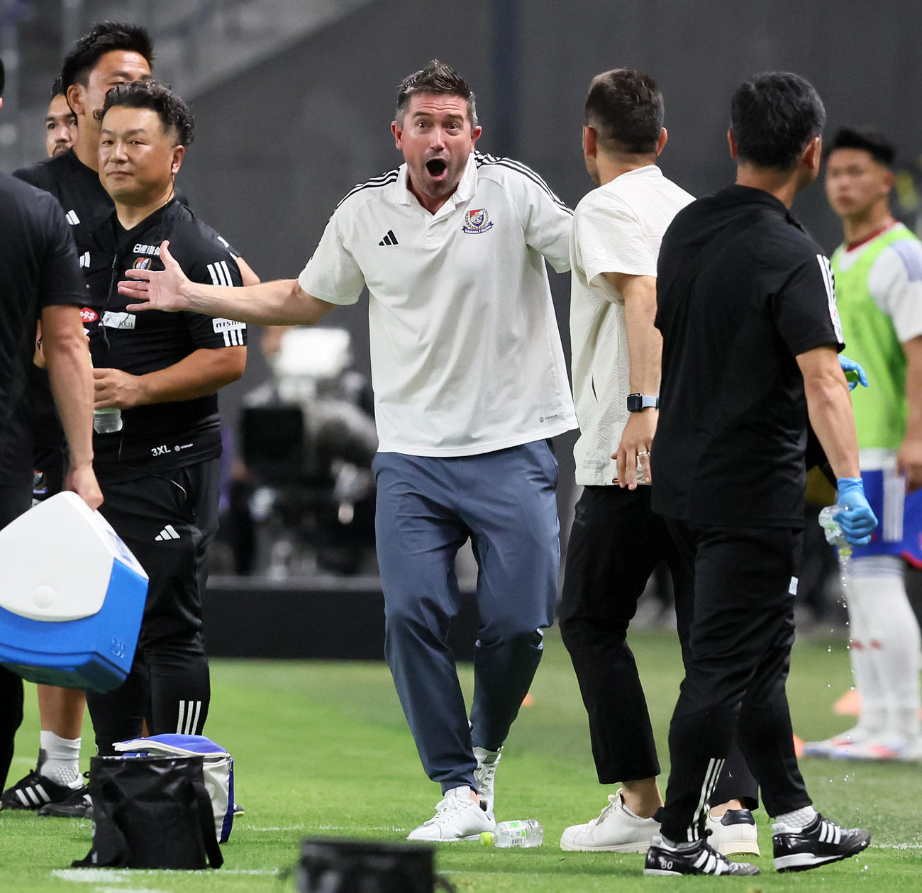 G大阪対横浜　後半、G大阪ポヤトス監督（右）にジェスチャーを交えて話す横浜のキューウェル監督（撮影・加藤哉）