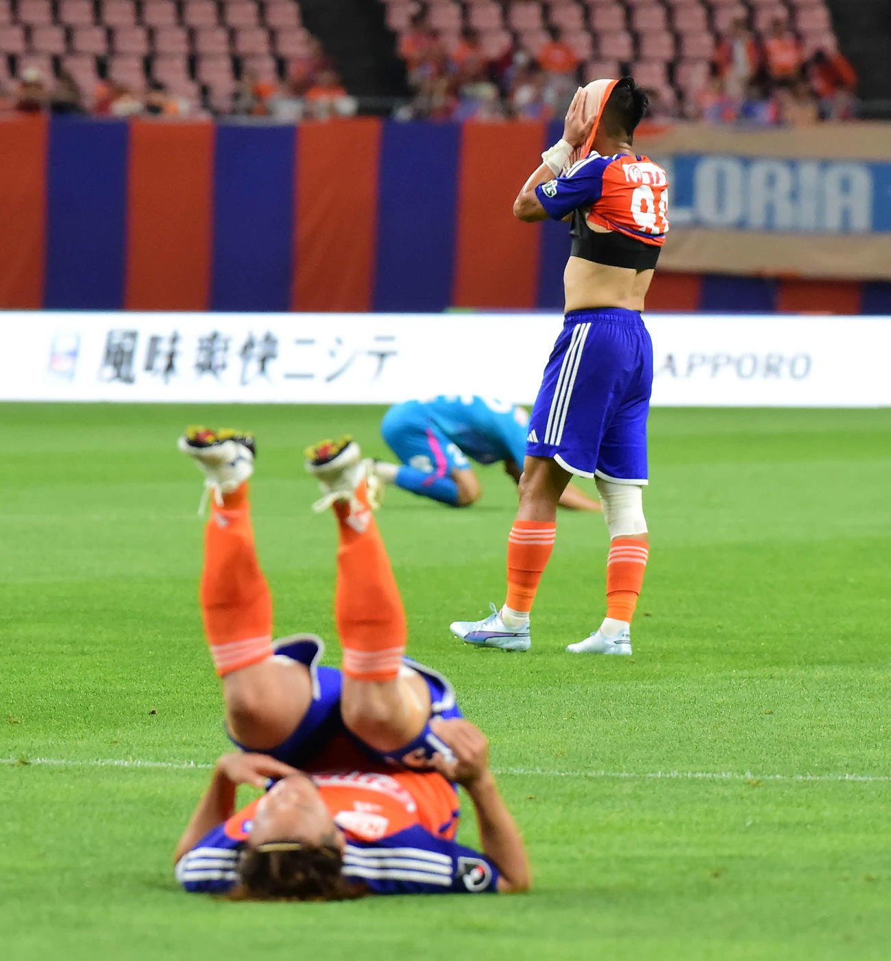 新潟対鳥栖　試合に敗れ、悔しがる新潟小野（右）と倒れ込む堀米（手前）（撮影・大島享也）