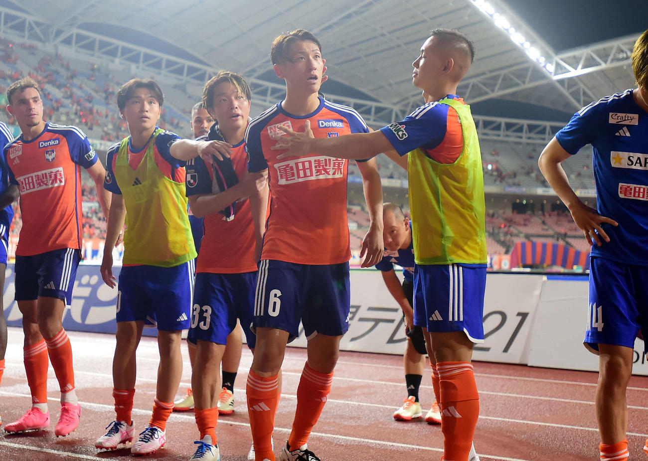 新潟対鳥栖　試合後のあいさつでサポーターのブーイングに反応する新潟秋山（中央）