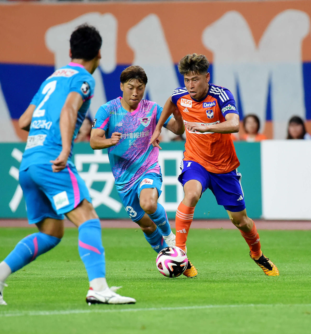 新潟対鳥栖　前半、ドリブルでゴール前に攻め込む新潟谷口（右）（撮影・大島享也）