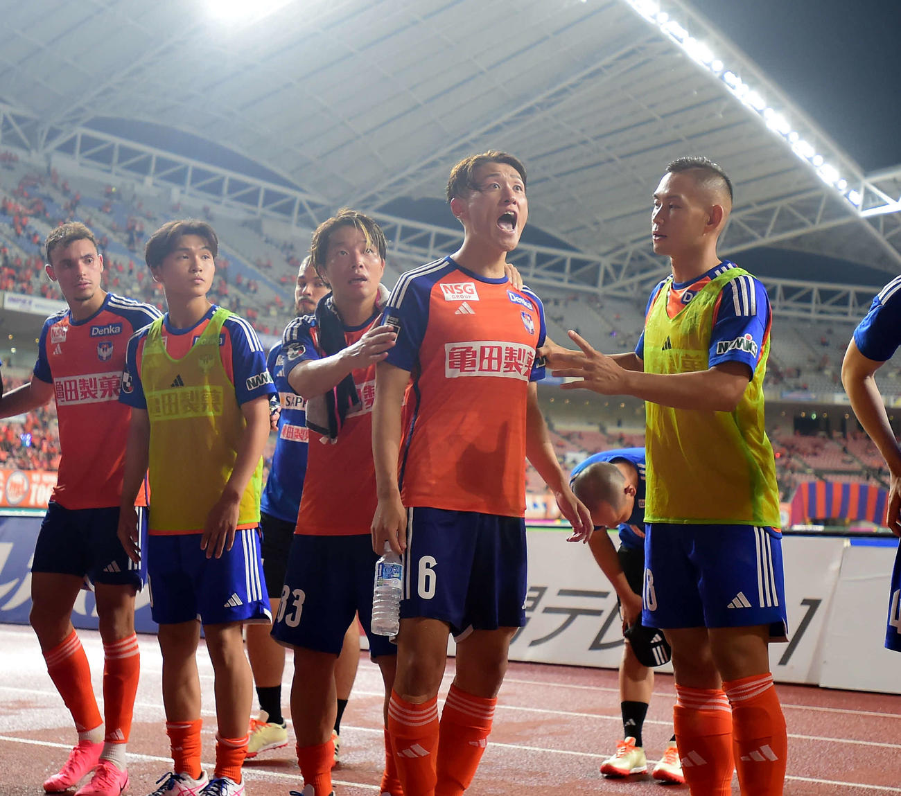 新潟対鳥栖　試合後のあいさつでサポーターのブーイングに反応する新潟秋山（右から2人目）