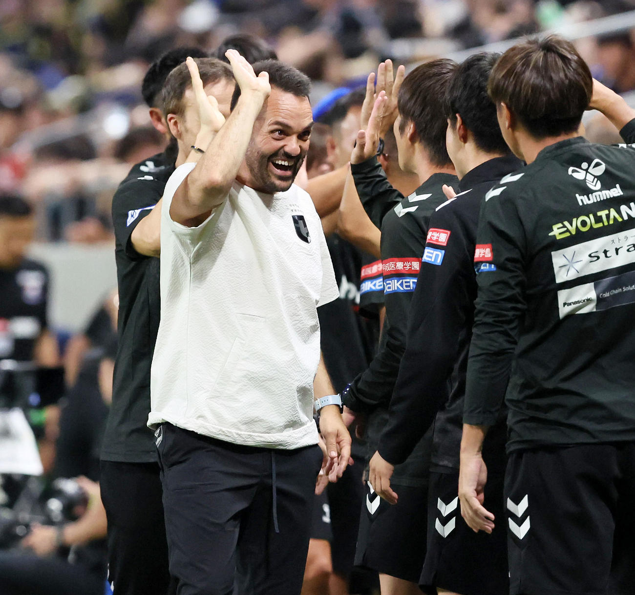G大阪対横浜　横浜に快勝し笑顔でイレブンとタッチするG大阪ポヤトス監督（撮影・加藤哉）