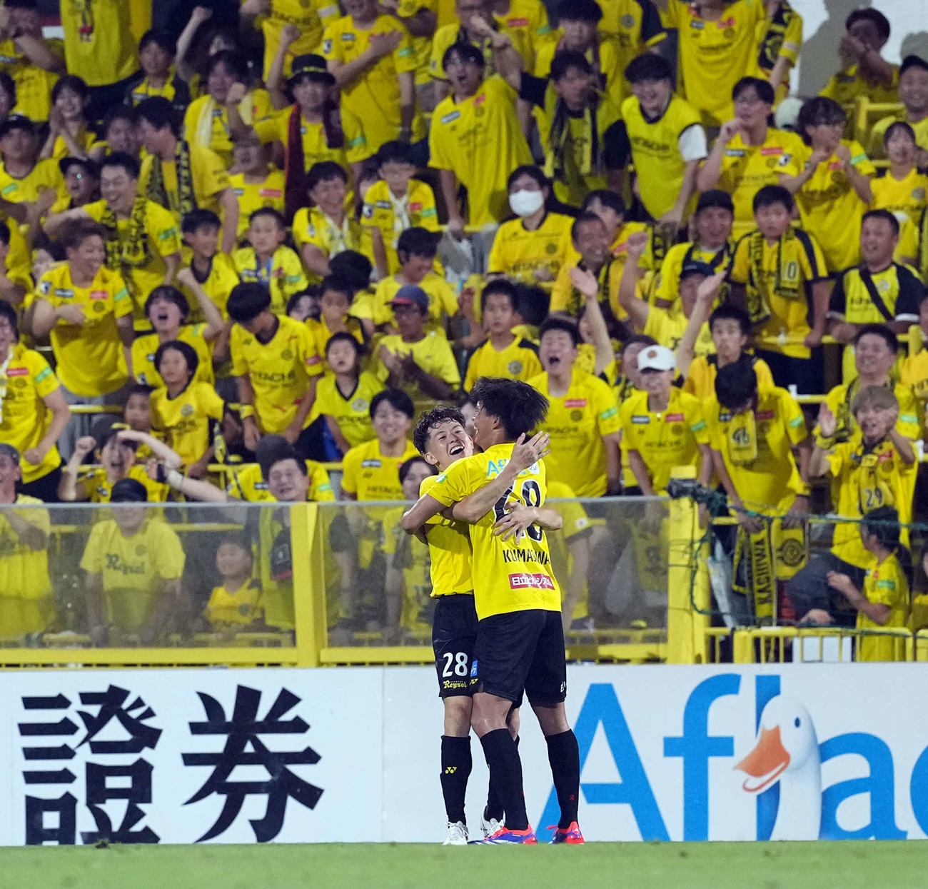 柏対東京　後半、決勝ゴールを決め喜ぶ柏戸嶋（撮影・たえ見朱実）