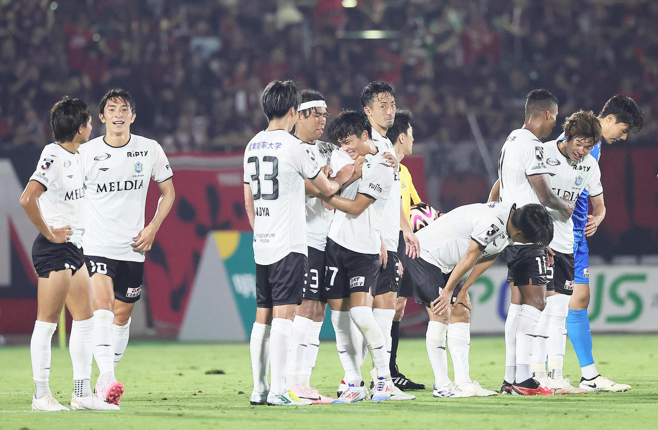 浦和対湘南　浦和に勝利し、喜ぶ湘南の選手たち（撮影・足立雅史）