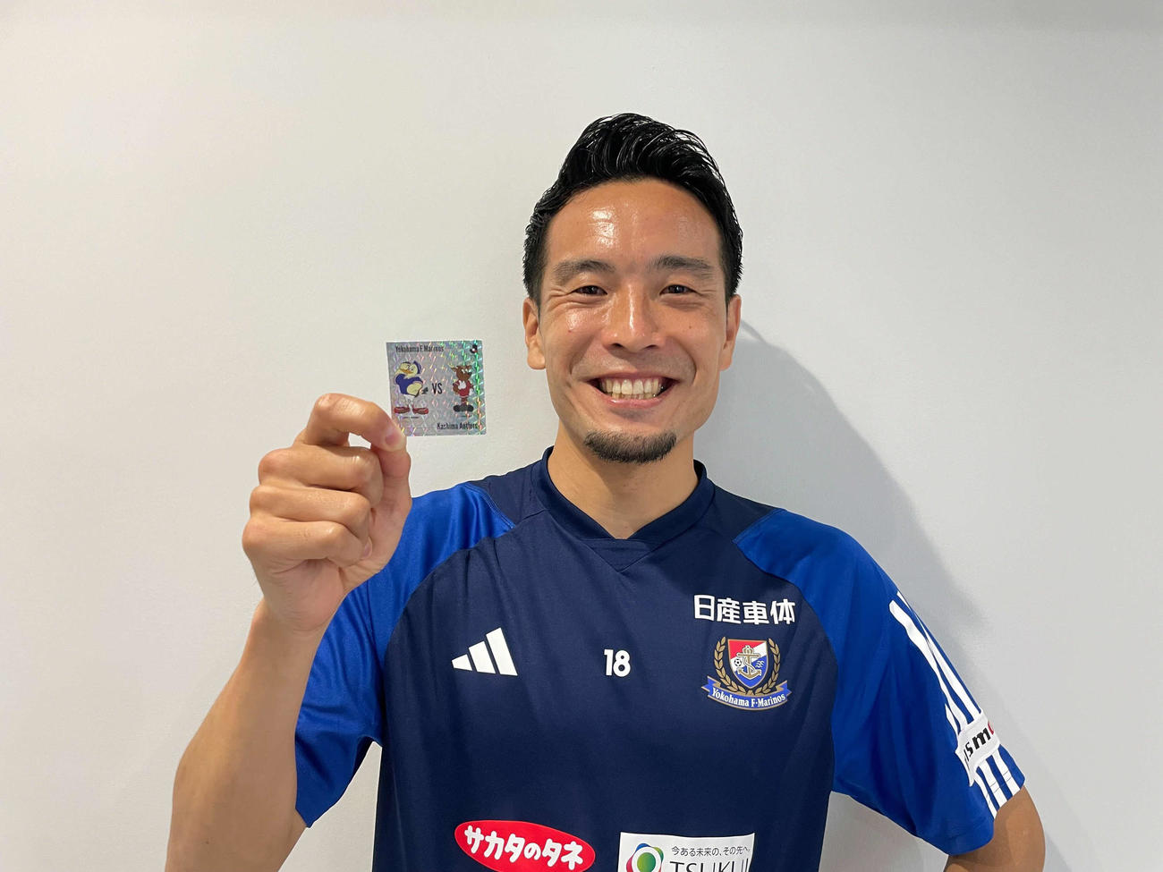 横浜対鹿島戦のホログラムステッカーを手に持つ横浜MF水沼宏太（横浜F・マリノス提供）