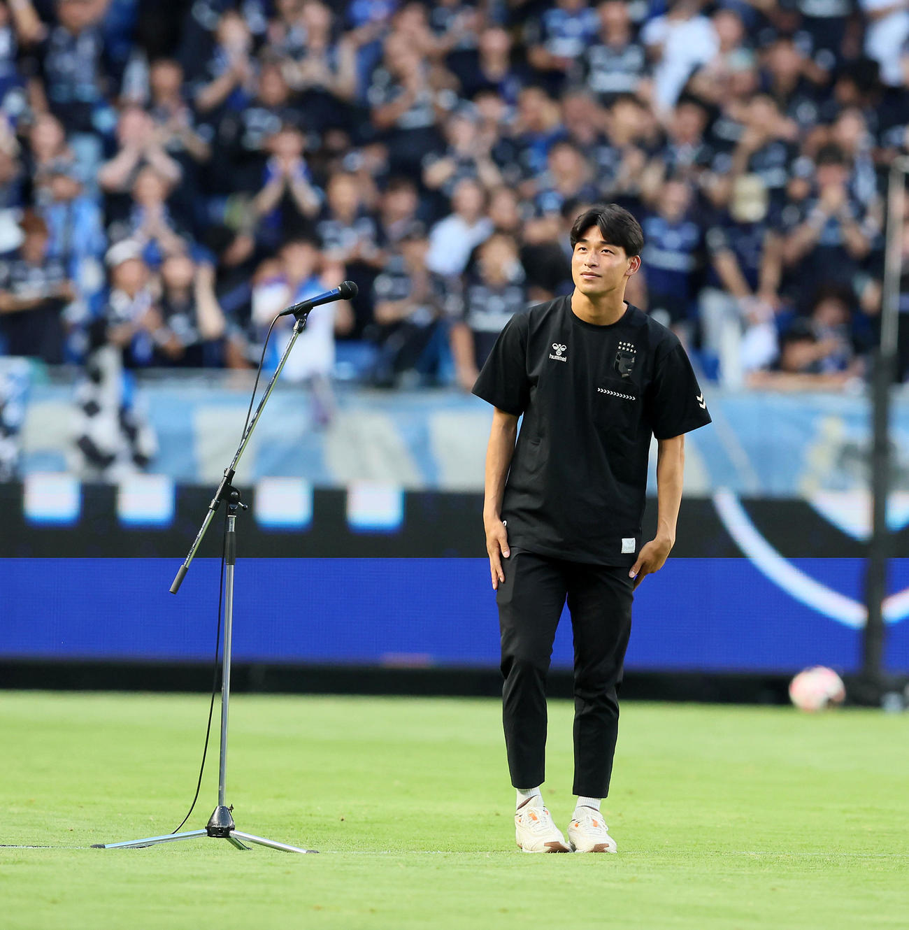 五輪代表に選出されピッチ上であいさつするG大阪半田（2024年7月6日撮影）