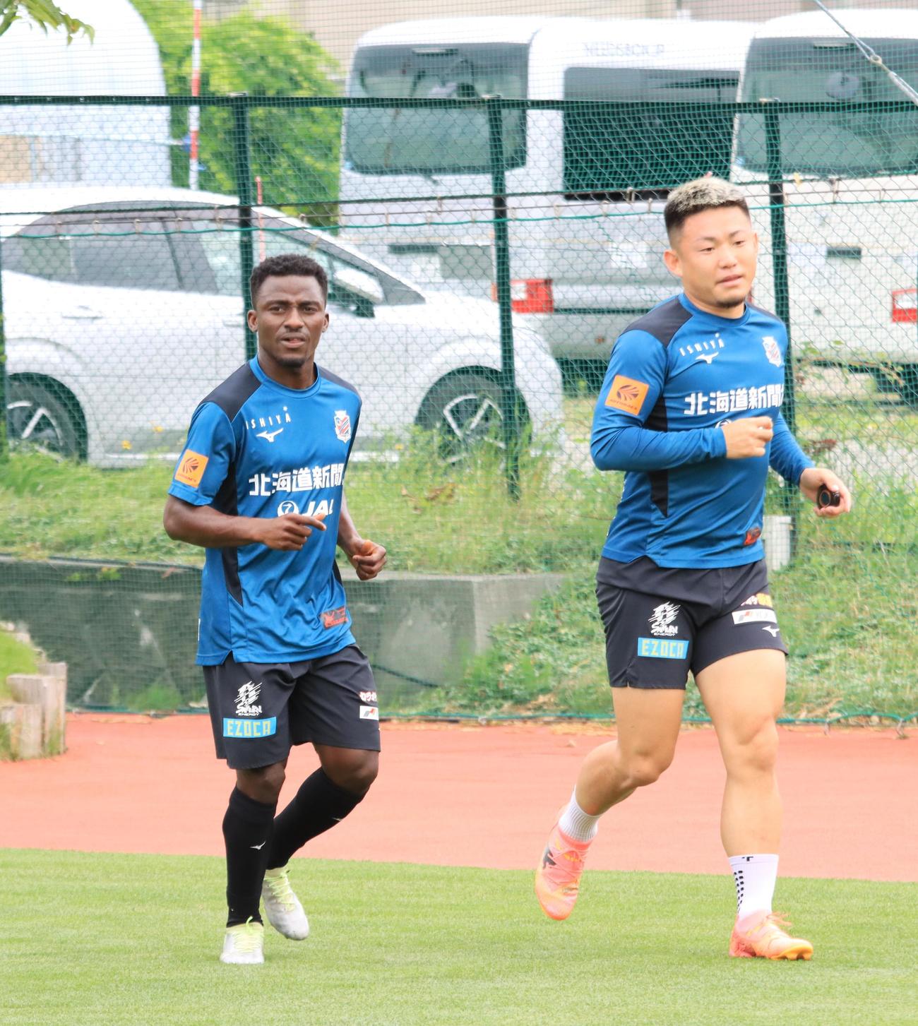 チームに合流した札幌フランシス・カン（左）は菅とランニングする（撮影・保坂果那）