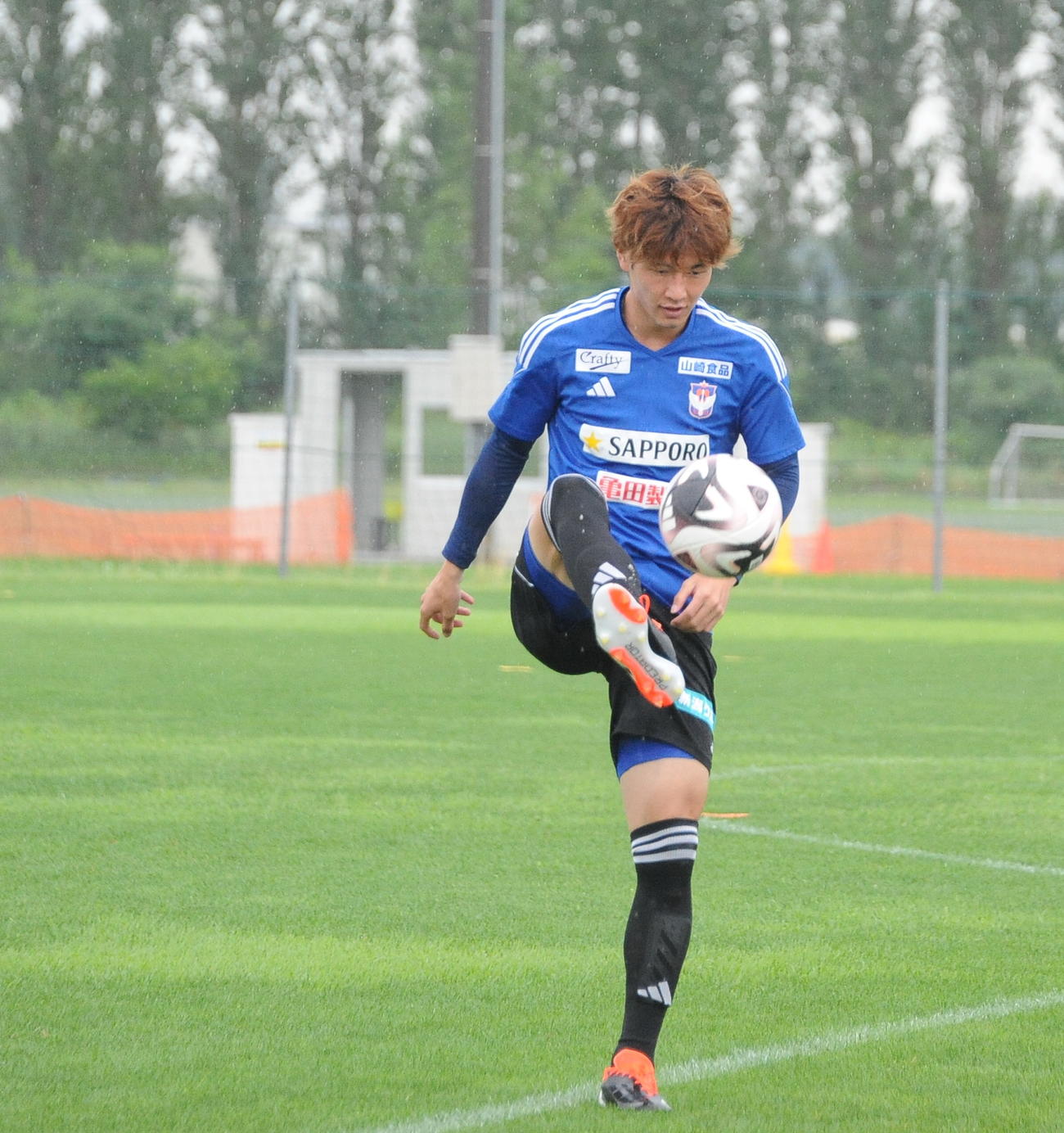 天皇杯3回戦のJ2長崎戦前日練習でパスを出す長倉（撮影・小林忠）