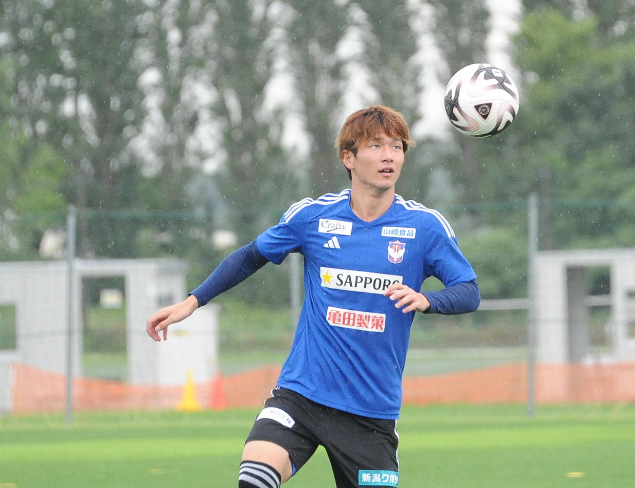 天皇杯3回戦のJ2長崎戦前日練習に参加する長倉（撮影・小林忠）