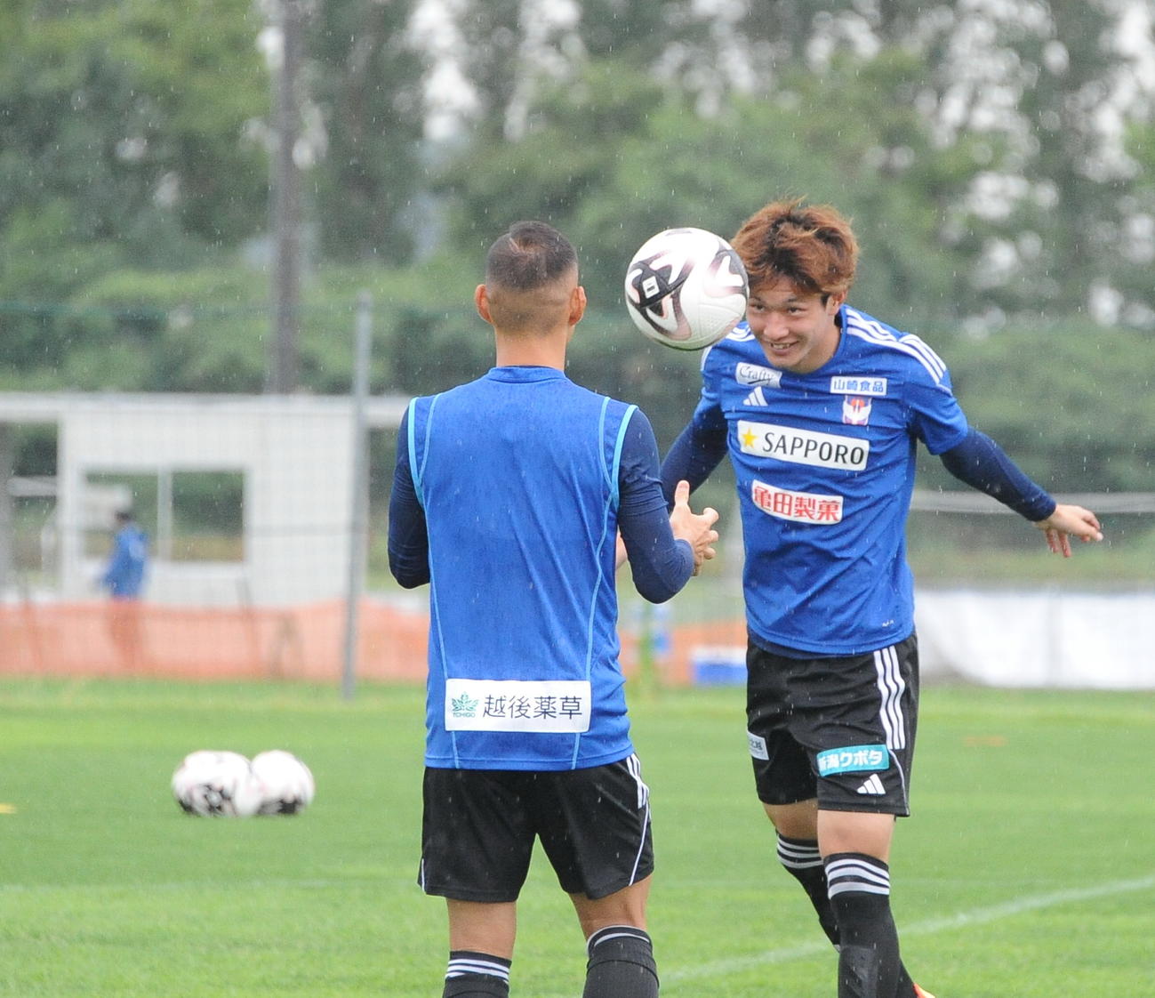 天皇杯3回戦のJ2長崎戦前日練習でヘディングする長倉（右）（撮影・小林忠）