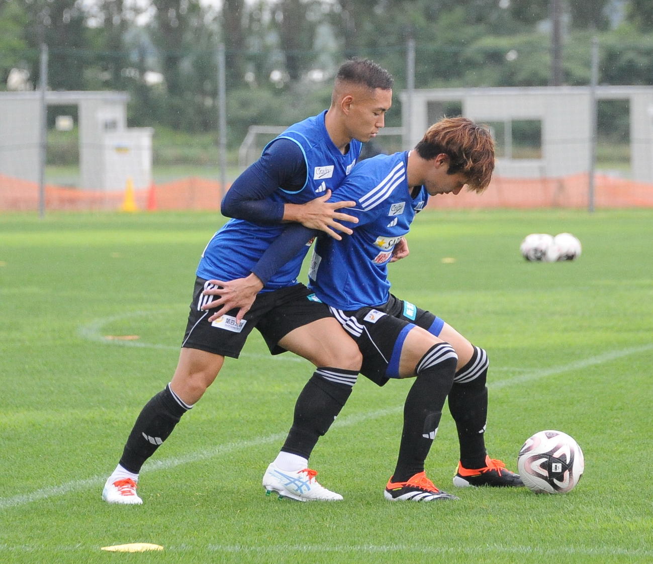 天皇杯3回戦のJ2長崎戦前日練習で早川（左）に体を当ててボールキープする長倉（撮影・小林忠）