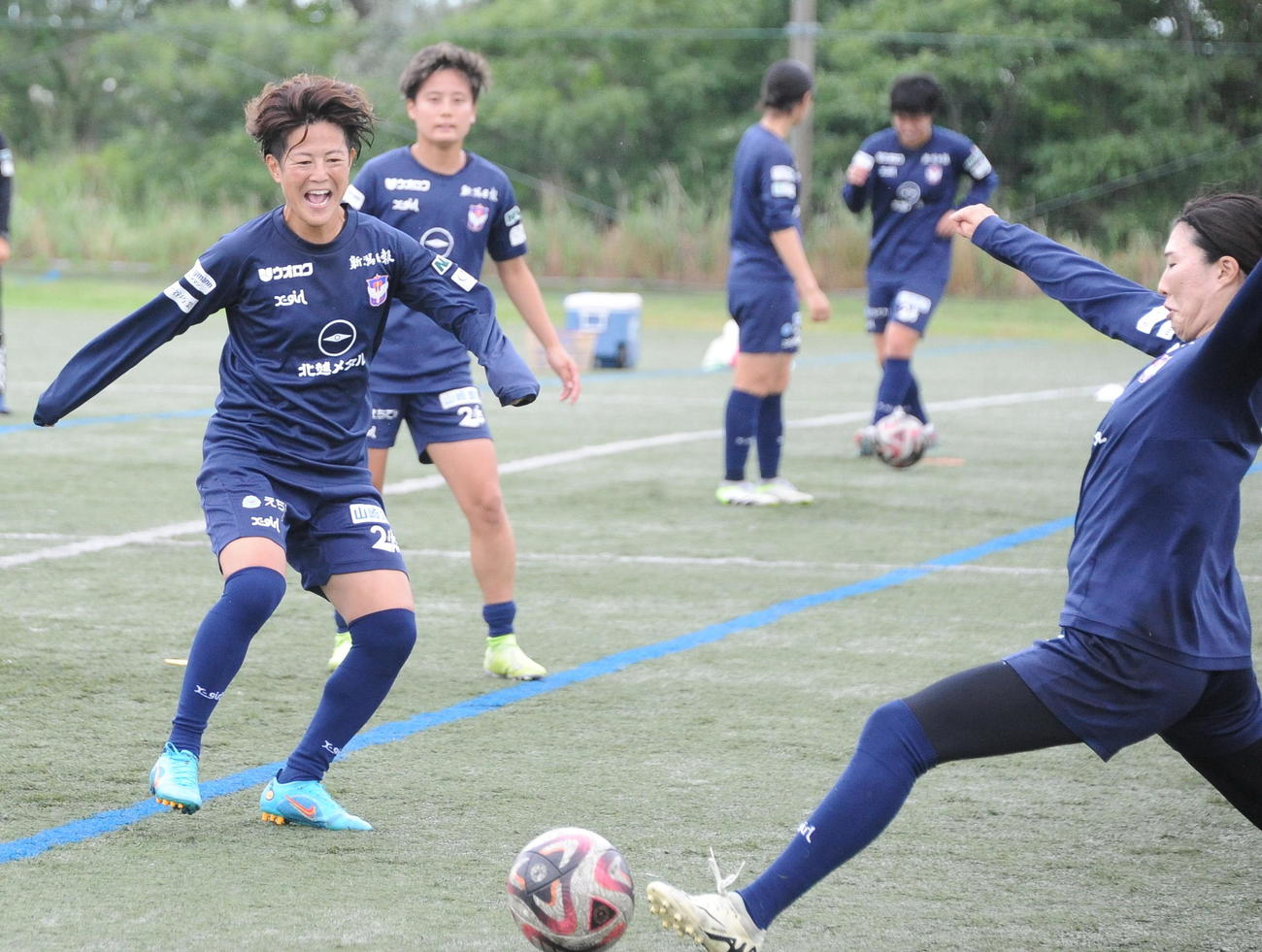 明るい表情でボールを追う新潟L有吉（左）（撮影・小林忠）
