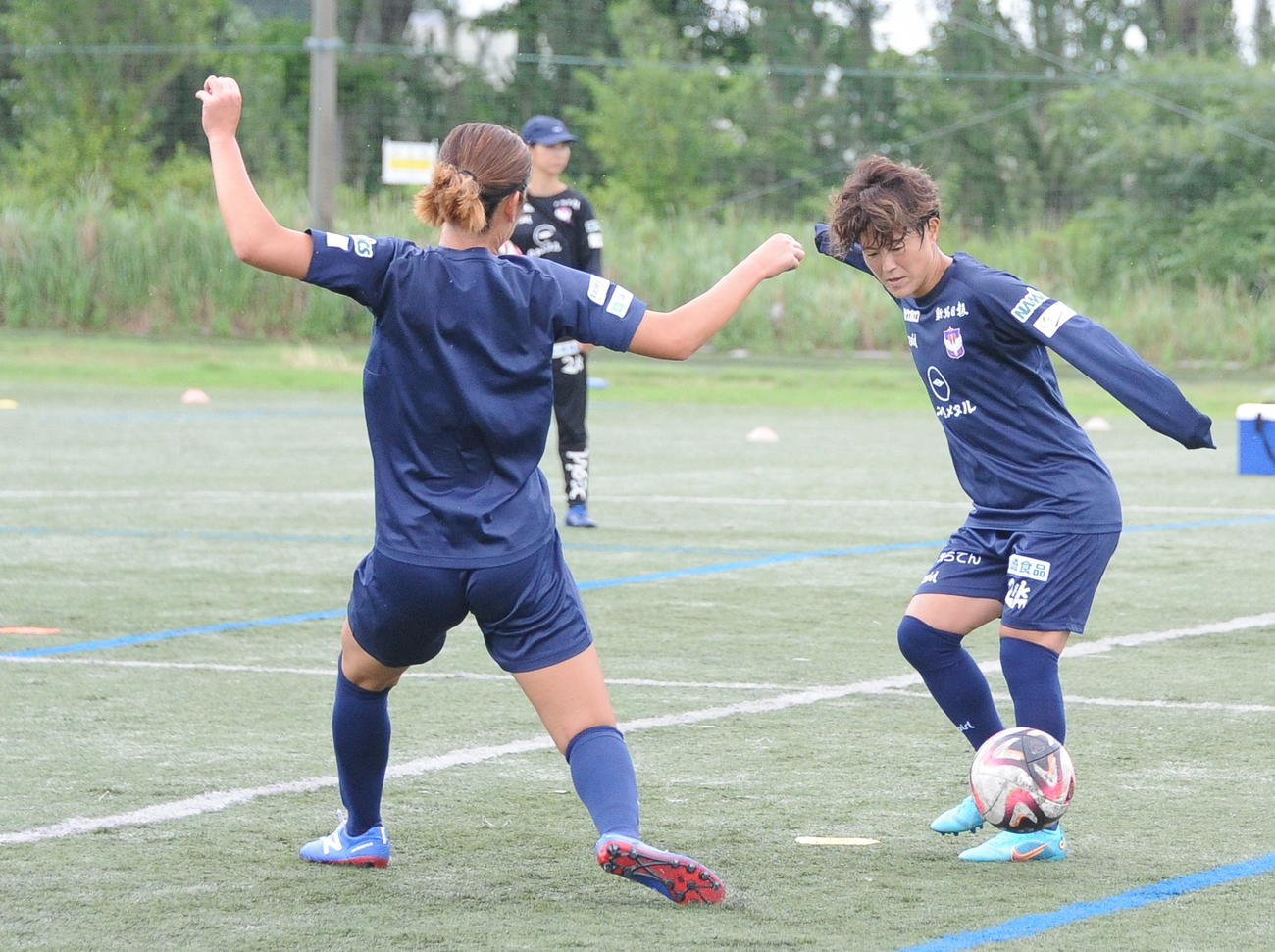 新潟Lの始動に参加し、パスを出す有吉（右）（撮影・小林忠）