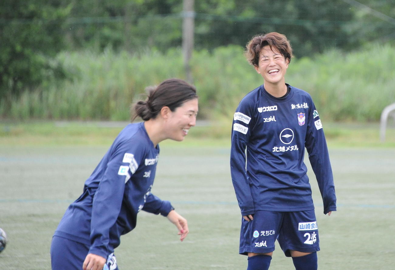 笑顔で新潟Lの始動に参加した有吉（右）（撮影・小林忠）
