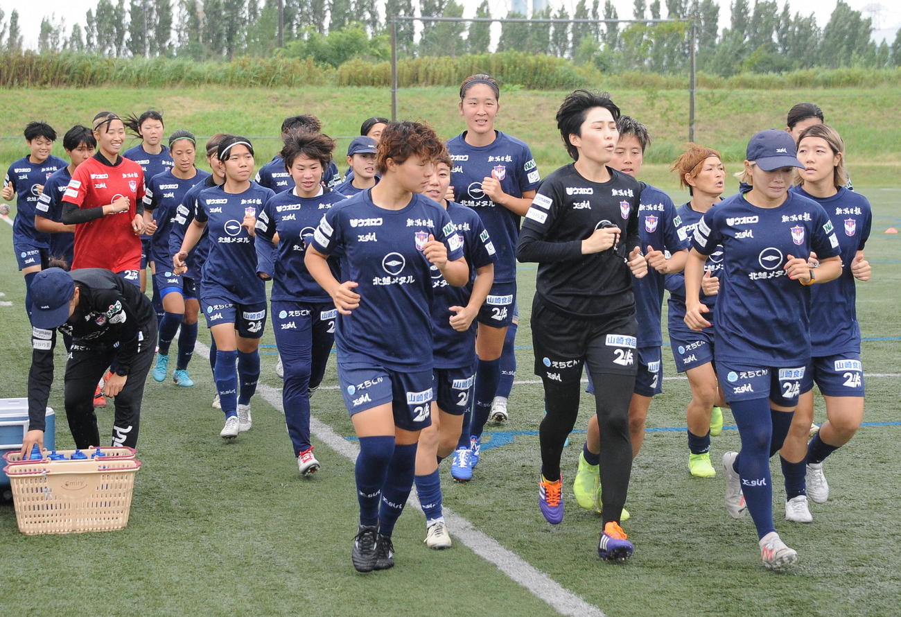 川澄（右から2人目）を先頭にランニングする新潟Lイレブン（撮影・小林忠）