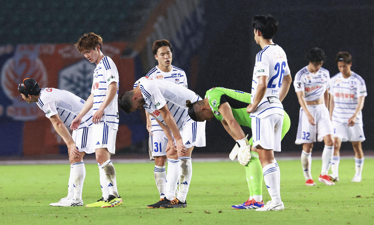 長崎に敗れ、肩を落とす新潟イレブン（共同）
