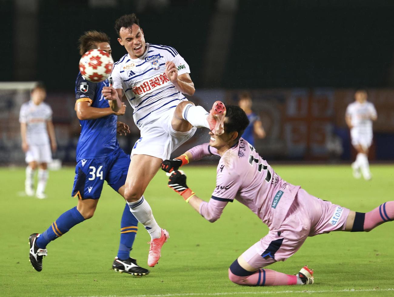 前半、ゴール前で競り合う新潟・ゴメス（中央）と長崎GK・原田（右）（共同）