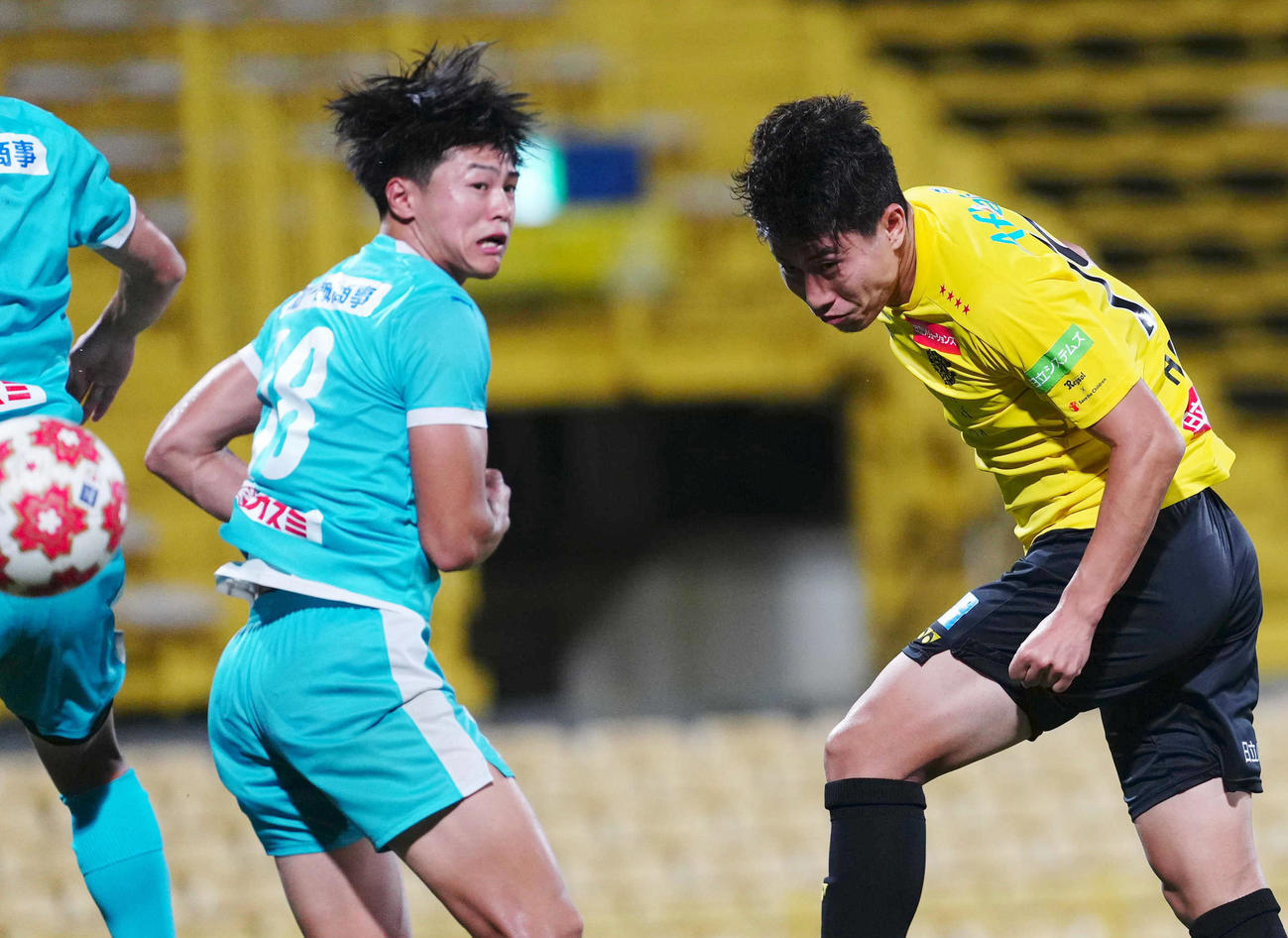 柏対筑波大　延長前半、ヘディングシュートを決める柏細谷（右）（撮影・狩俣裕三）