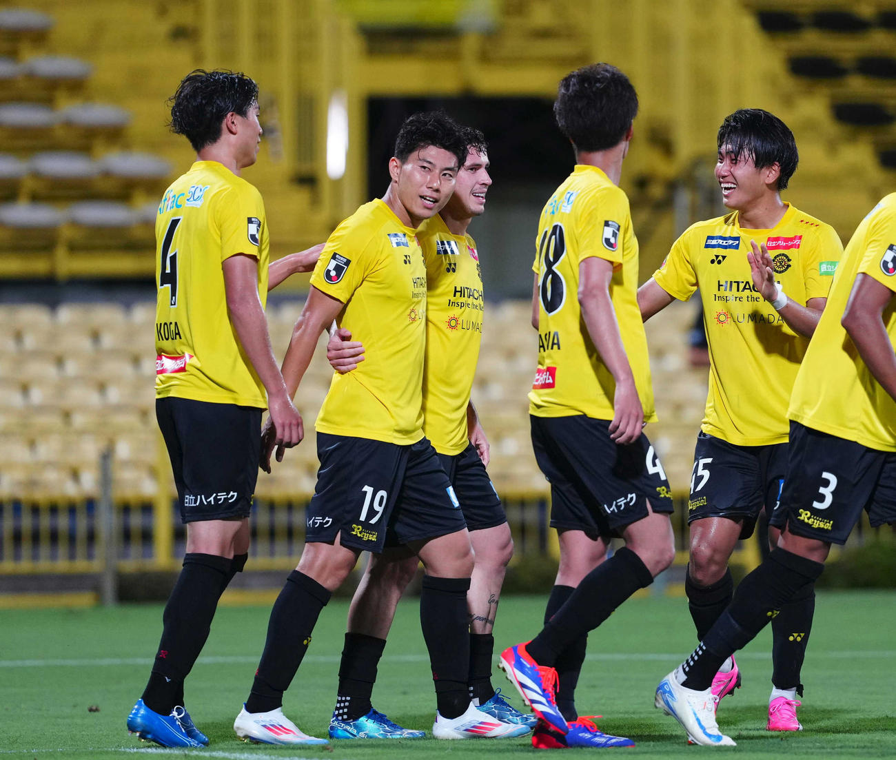 柏対筑波大　延長前半、ヘディングシュートを決め、祝福される柏細谷（左から2人目）（撮影・狩俣裕三）