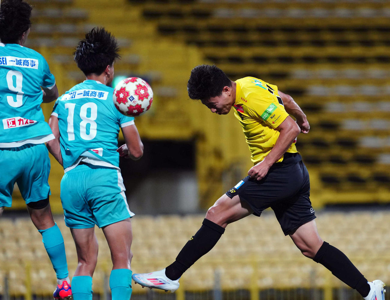 柏対筑波大　延長前半、ヘディングシュートを決める柏細谷（右）（撮影・狩俣裕三）