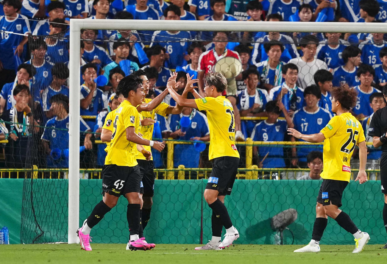 柏対筑波大　前半、先制ゴールを決め、喜び合う柏木下（後方左）（撮影・狩俣裕三）