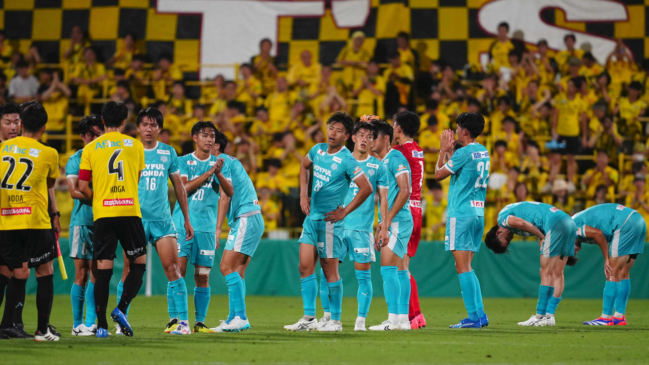 柏対筑波大　試合に敗れ、悔しがる筑波大イレブン（撮影・狩俣裕三）