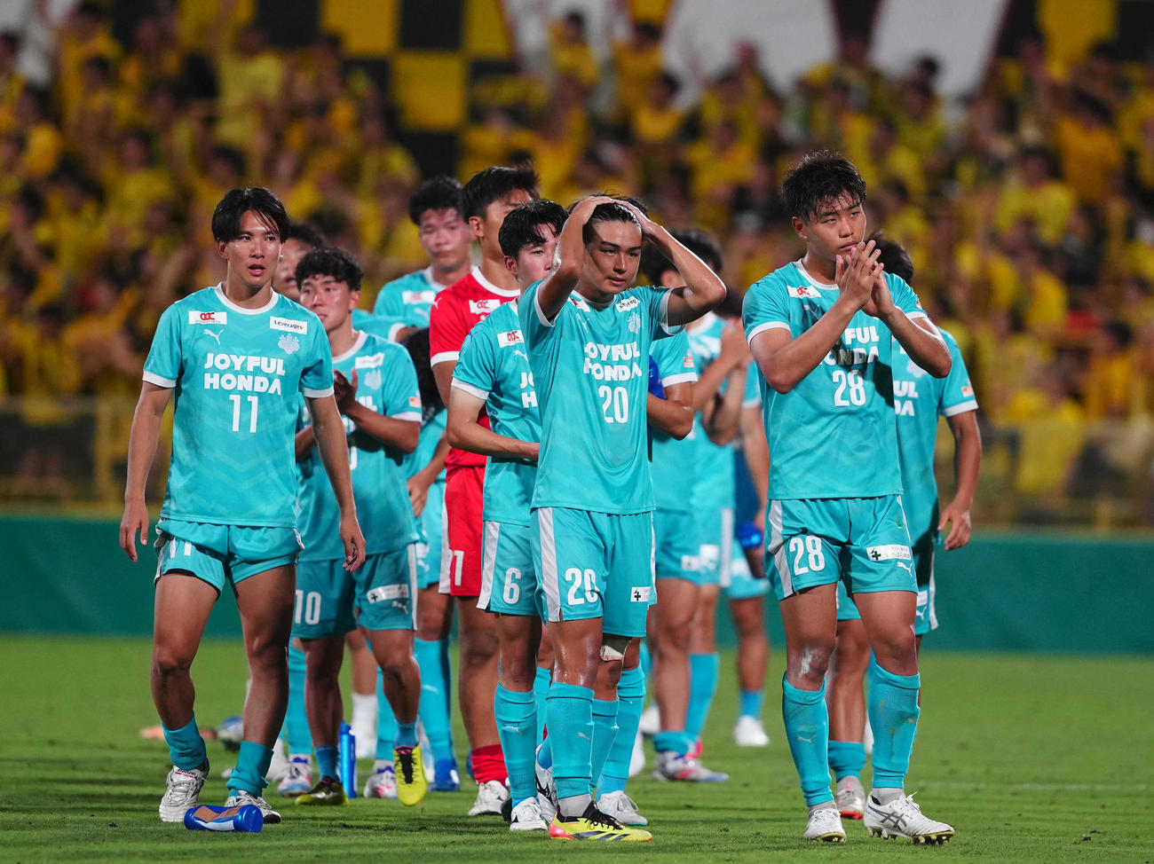 柏対筑波大　試合に敗れ、悔しがる筑波大イレブン（撮影・狩俣裕三）