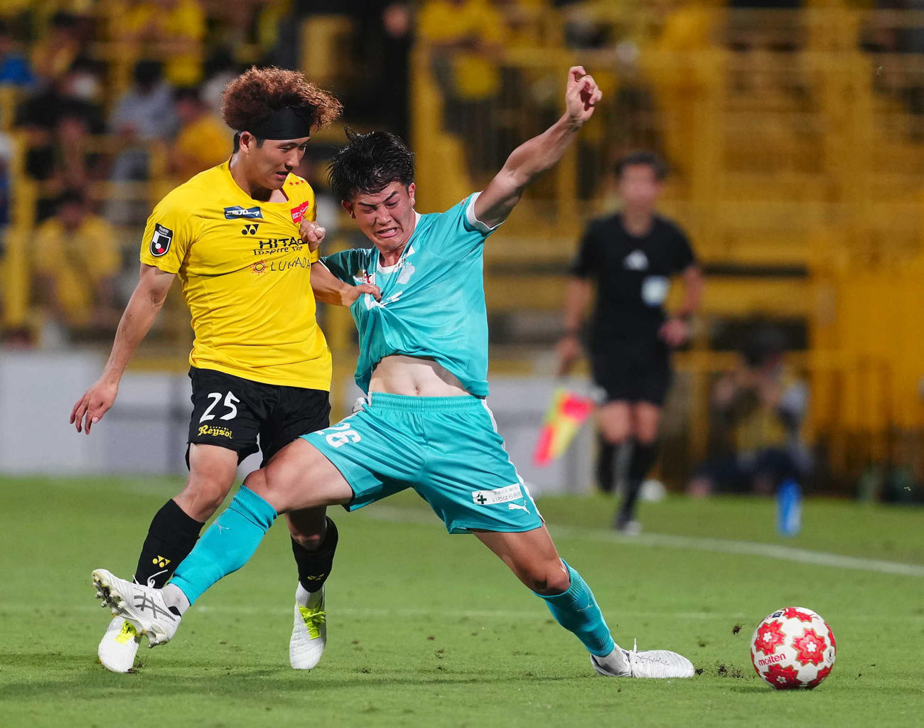 柏対筑波大　後半、柏鵜木（左）と激しく競り合う筑波大・安藤（撮影・狩俣裕三）