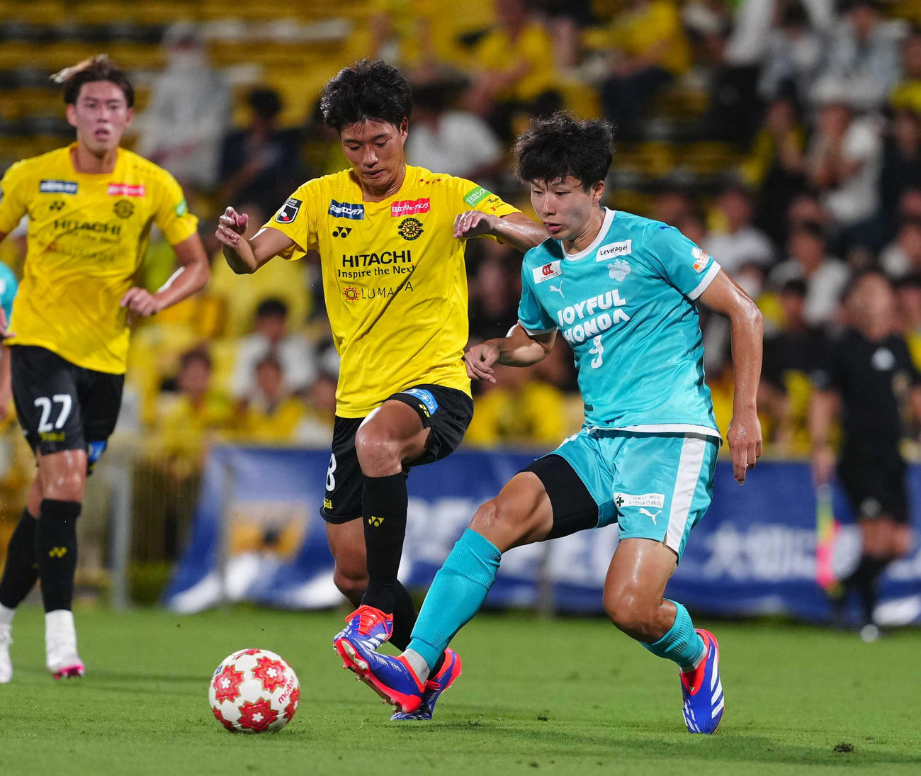 柏対筑波大　前半、パスを出す筑波大・内野（右）（撮影・狩俣裕三）