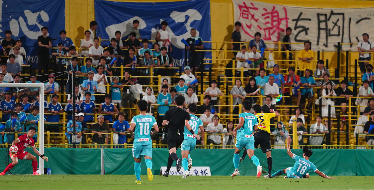 柏対筑波大　前半、先制ゴールを決める柏木下（右から2人目）（撮影・狩俣裕三）