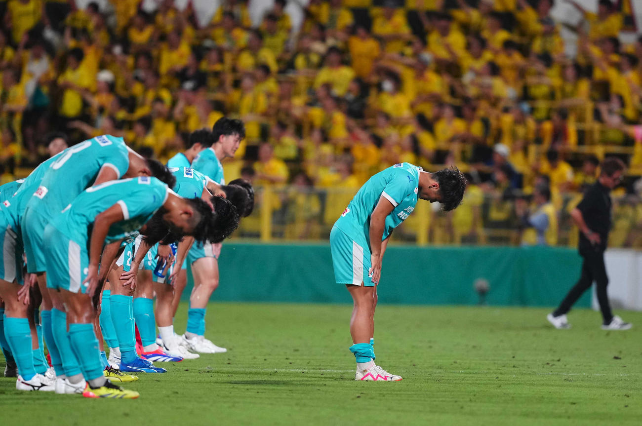 柏対筑波大　試合に敗れ、あいさつする筑波大の選手たち（撮影・狩俣裕三）