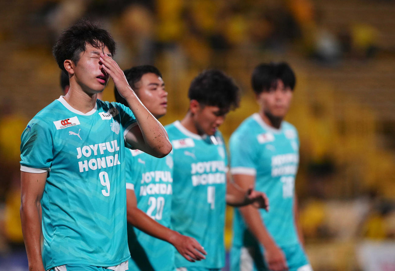 柏対筑波大　試合に敗れ、悔しそうな表情を見せる内野（手前）ら筑波大の選手たち（撮影・狩俣裕三）