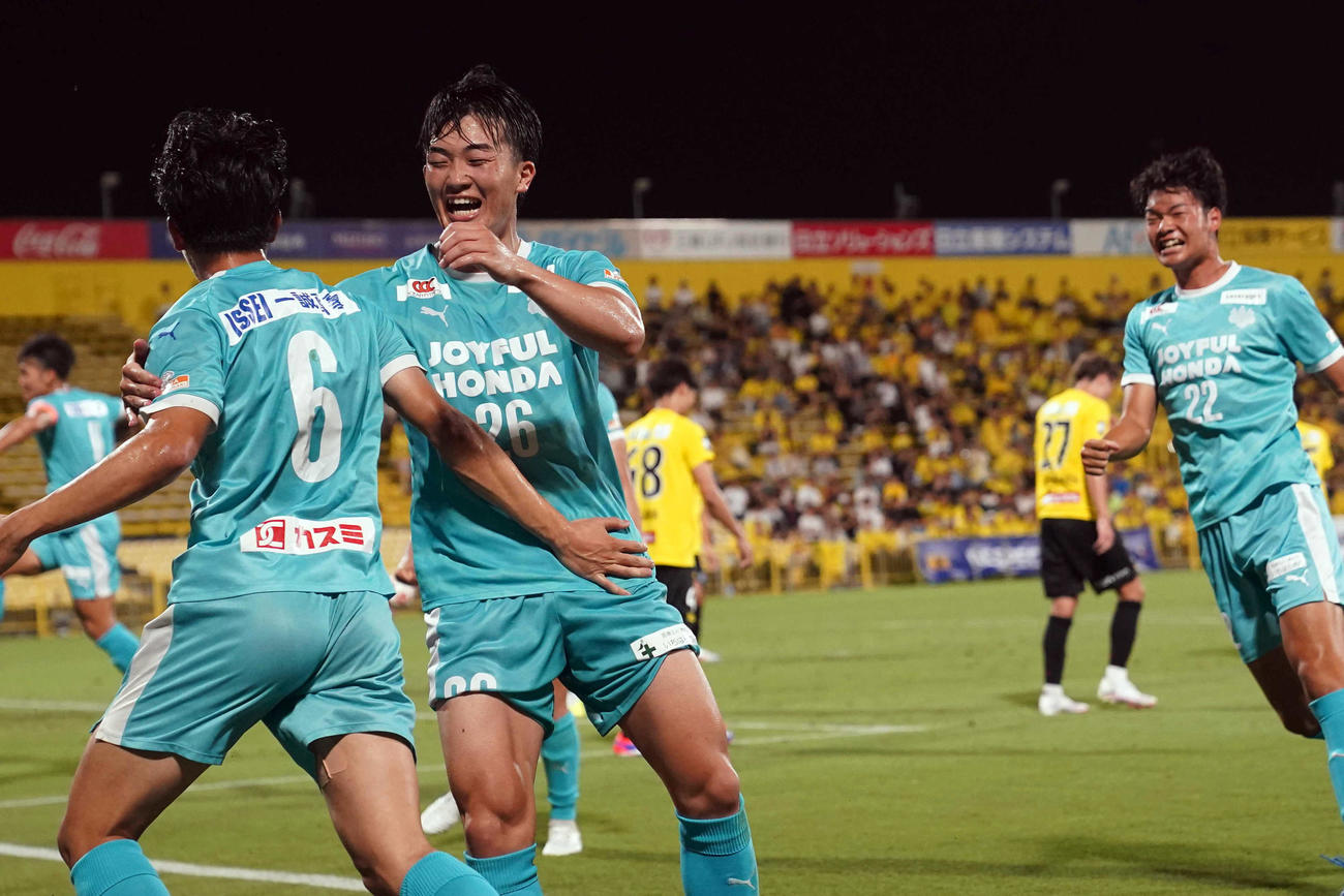 柏対筑波大　後半、相手オウンゴールで喜ぶ筑波大の選手たち（撮影・狩俣裕三）