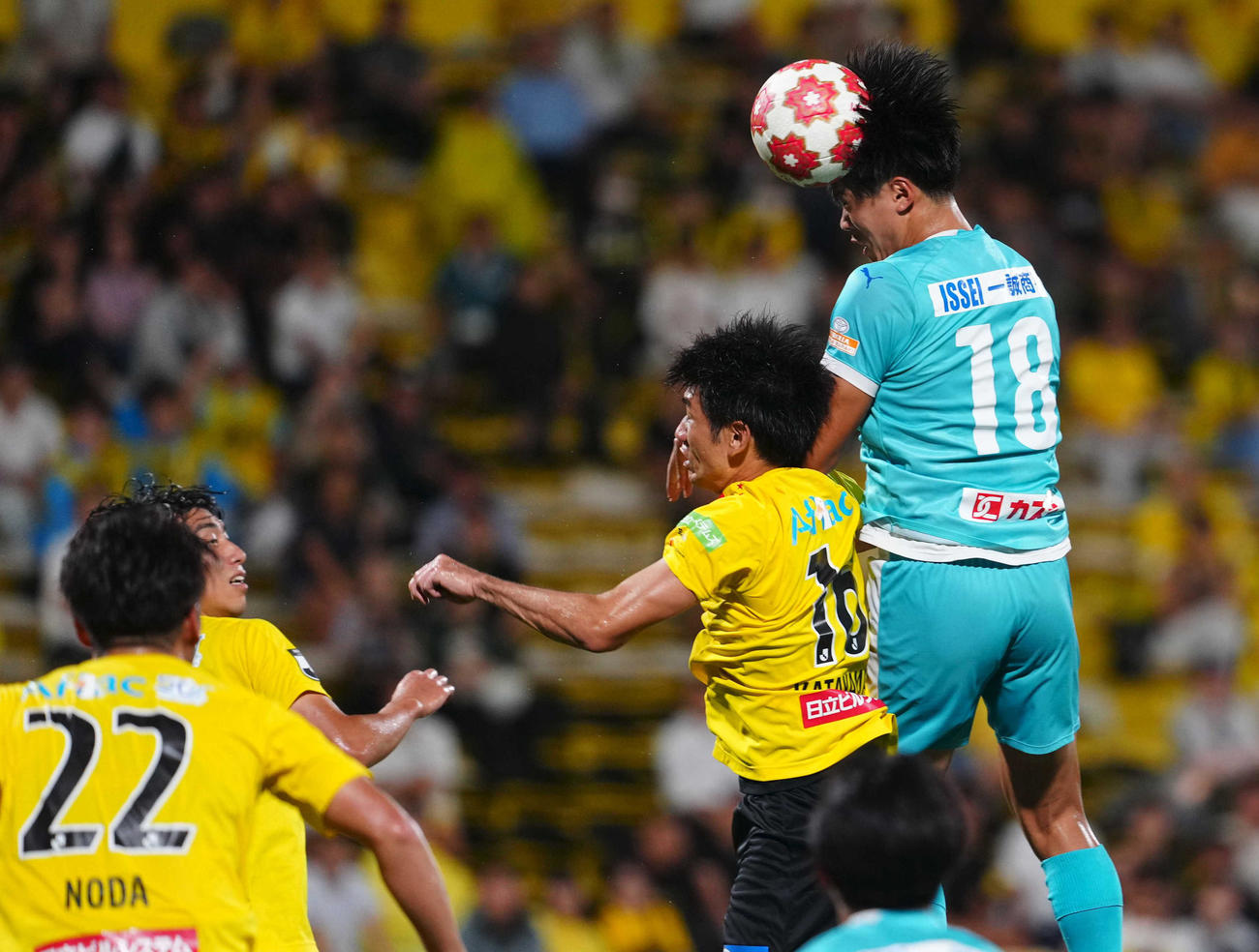 柏対筑波大　後半、ヘディングでゴールを狙う筑波大・池谷（右）（撮影・狩俣裕三）