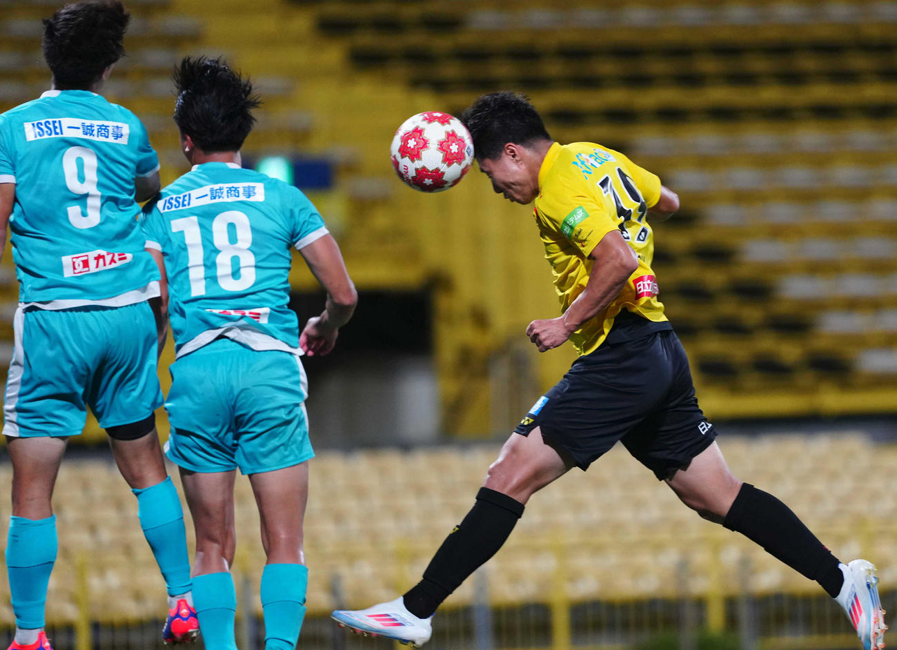 柏対筑波大　延長前半、ヘディングシュートを決める柏細谷（右）（撮影・狩俣裕三）