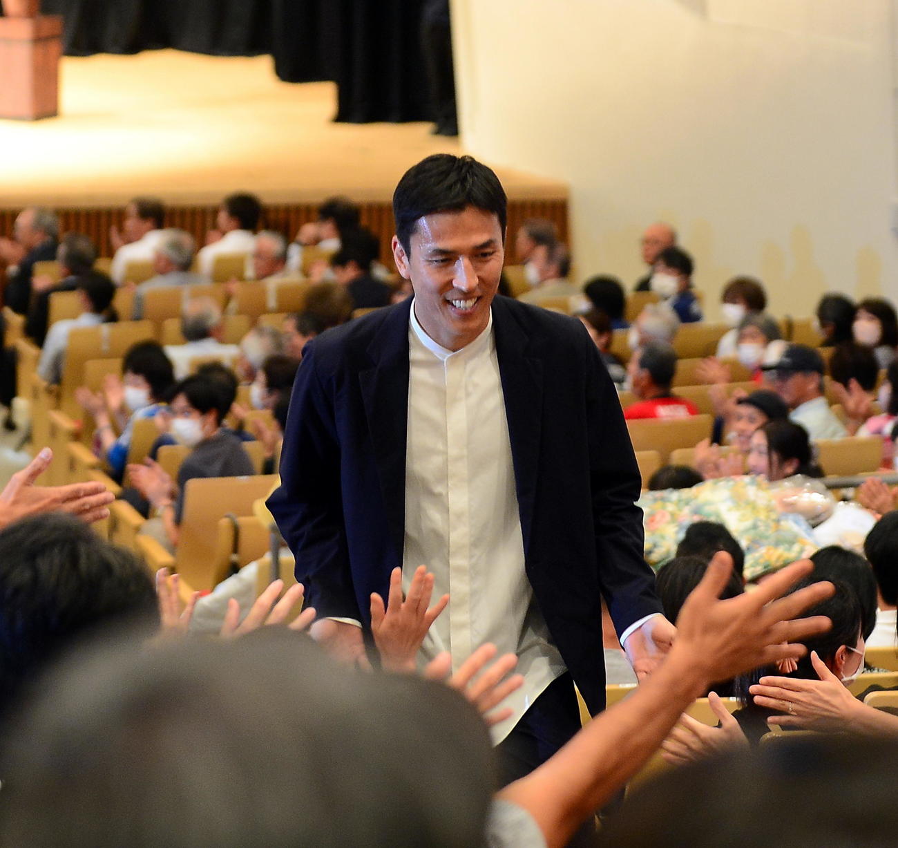 藤枝市民とタッチをしながら会場を出る長谷部氏