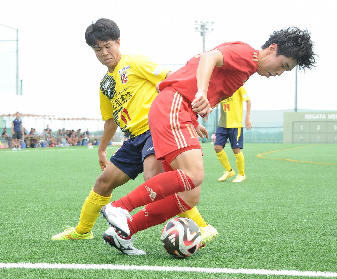 強引に右サイドをえぐる新潟明訓・斎藤（右）（撮影・小林忠）