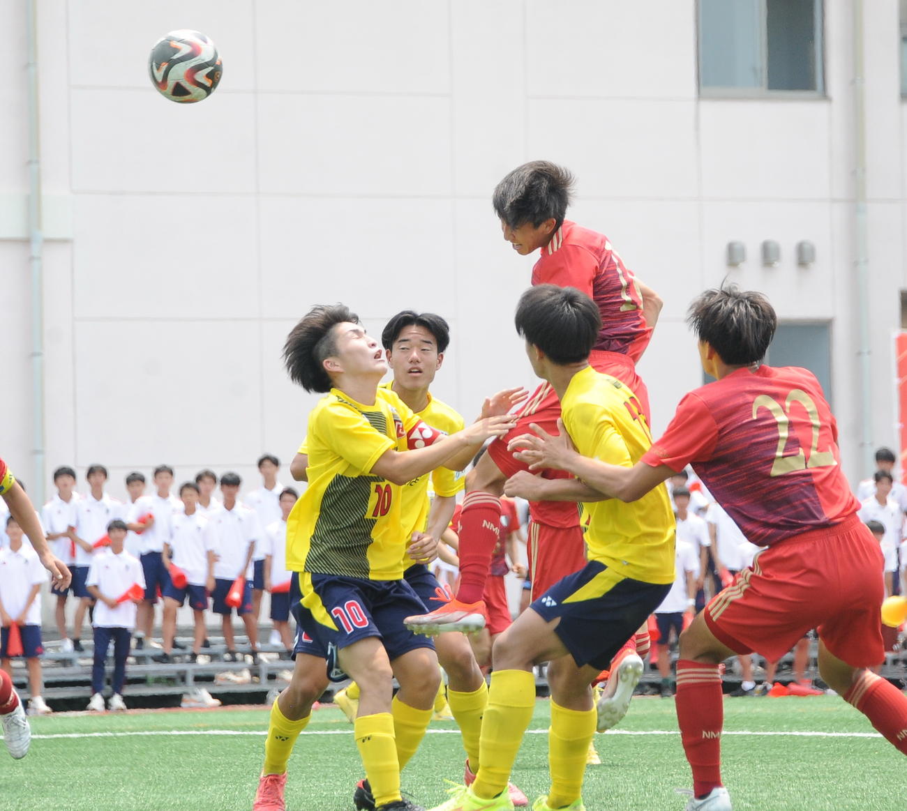 ヘディングでゴールを狙う新潟明訓・大森（右から3人目）（撮影・小林忠）
