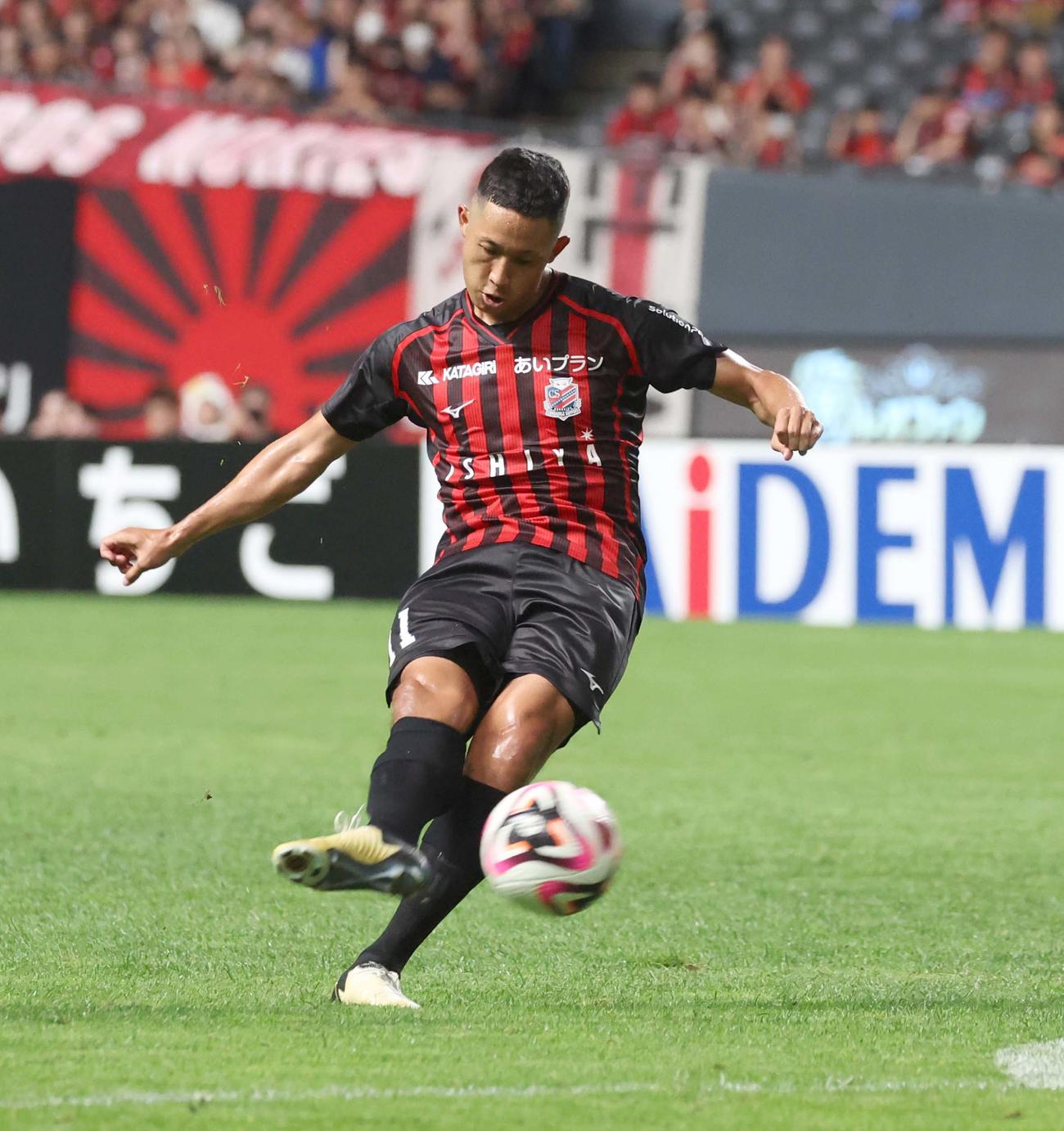 札幌対神戸　前半、フリーキックを決める札幌青木（撮影・黒川智章）
