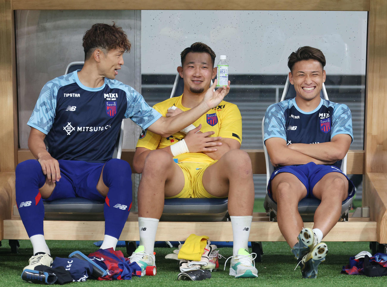 東京対新潟　試合前、ベンチで東京森重（左）、GK波多野（中央）と笑顔を見せる松木（撮影・宮地輝）