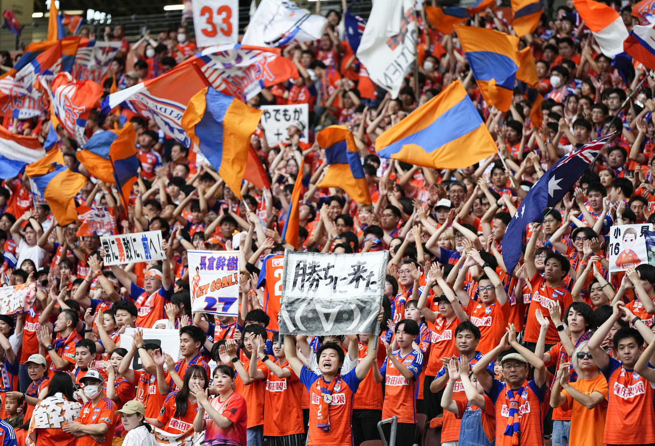 FC東京戦で盛り上がる新潟サポーター（共同）