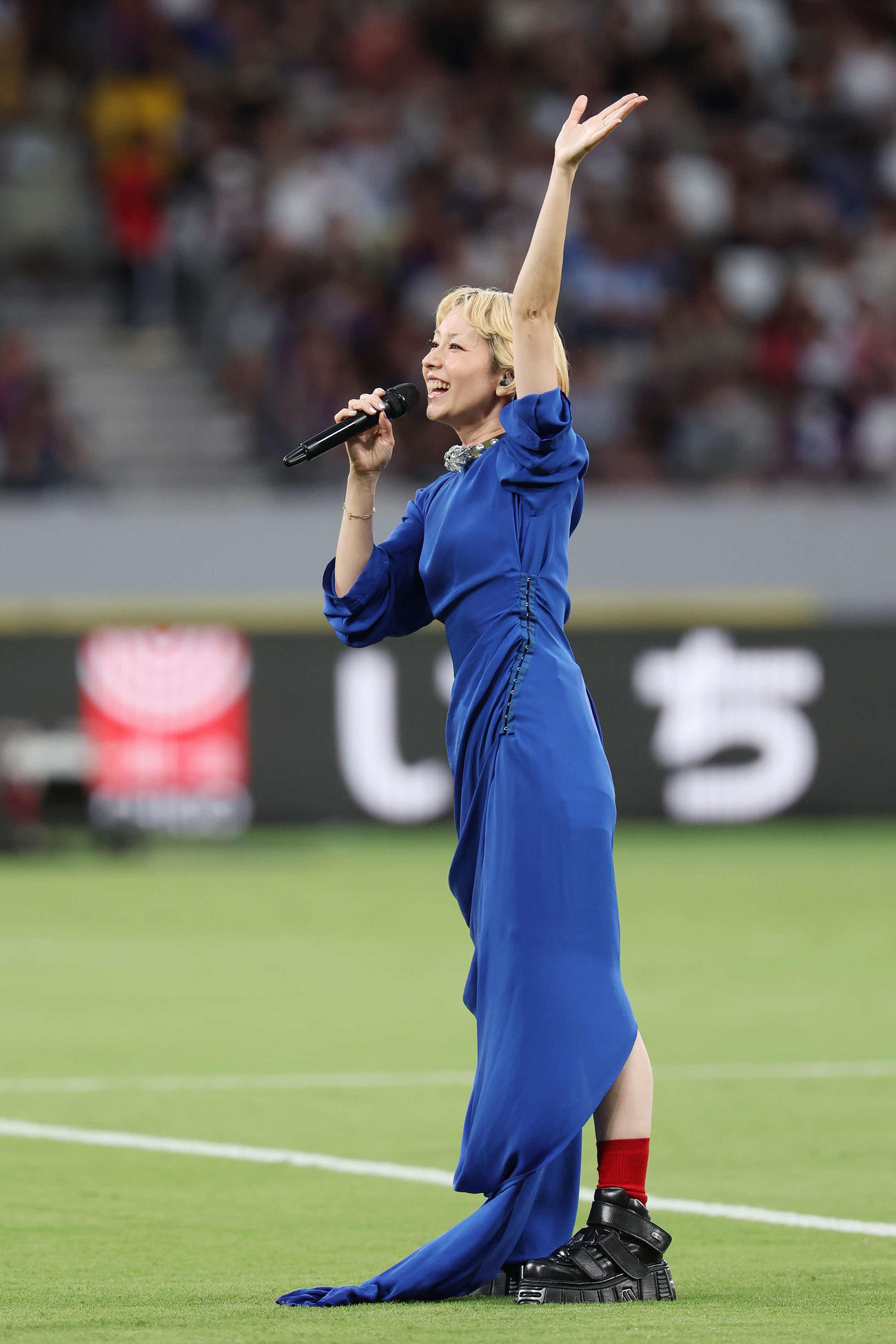 東京対新潟　試合前、SPECIAL LIVEで熱唱する木村カエラ（撮影・宮地輝）