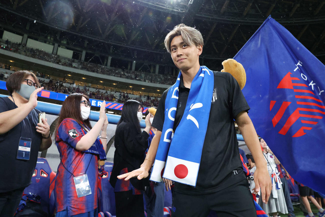 東京対新潟　試合後、サポーターとタッチを交わしたパリ五輪U－23日本代表の東京荒木（撮影・宮地輝）